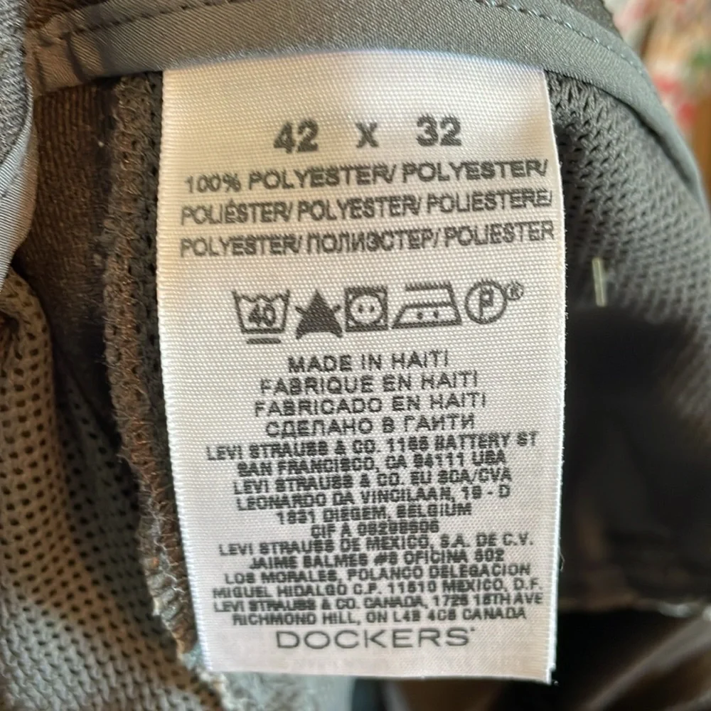 Men’s gray Dockers 42x32. Like new straight fit flat front pockets front/back